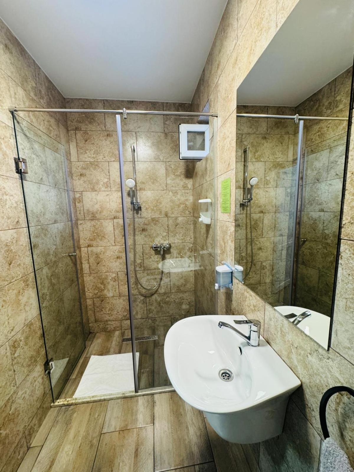 Stef Rooms Tirgu Frumos Luaran gambar